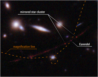 Esta visão detalhada destaca a posição da estrela Earendel ao longo de uma ondulação no espaço-tempo (linha pontilhada) que a amplia e possibilita que a estrela seja detectada a uma distância tão grande - quase 13 bilhões de anos-luz