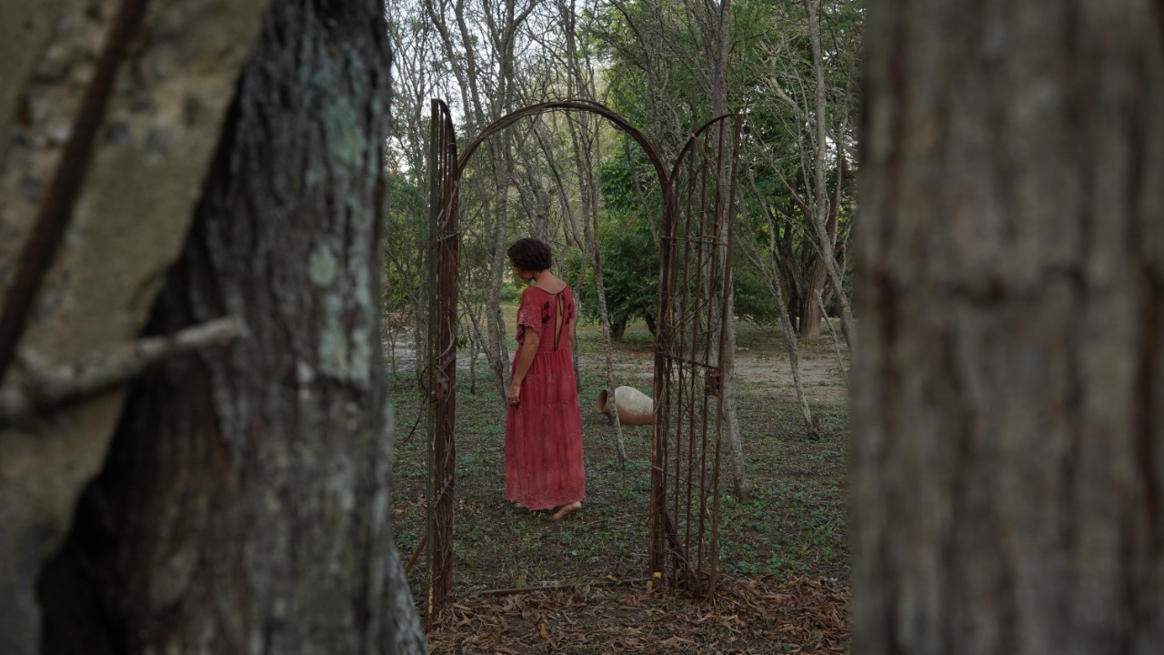 Fabiana Pirro encarna Hilda Hilst, no espetáculo 