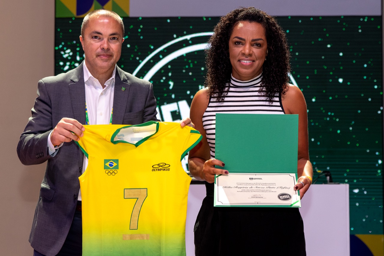 Hélia Rogério de Souza Pinto, mais conhecida como Fofão, é uma ex-jogadora de voleibol brasileira que atuava como levantadora