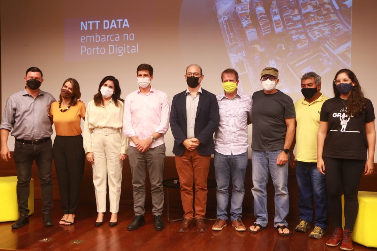 Prefeito do Recife, João Campos, juntamente com representantes da NTT DATA e lideranças do Setor de TI de Pernambuco 