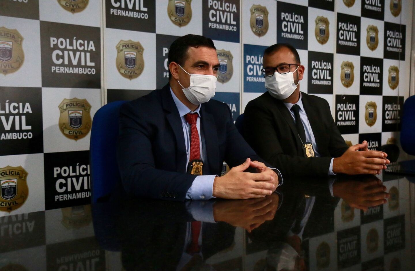 A Polícia Civil da detalhes da Operação Interligados em coletiva no prédio azul na foto, Fred Castro o Delegado da Delegacia Seccional e Vinícius Oliveira Delegado da delegacia do varadouro - Foto: Marconi Meireles/Folha de Pernambuco