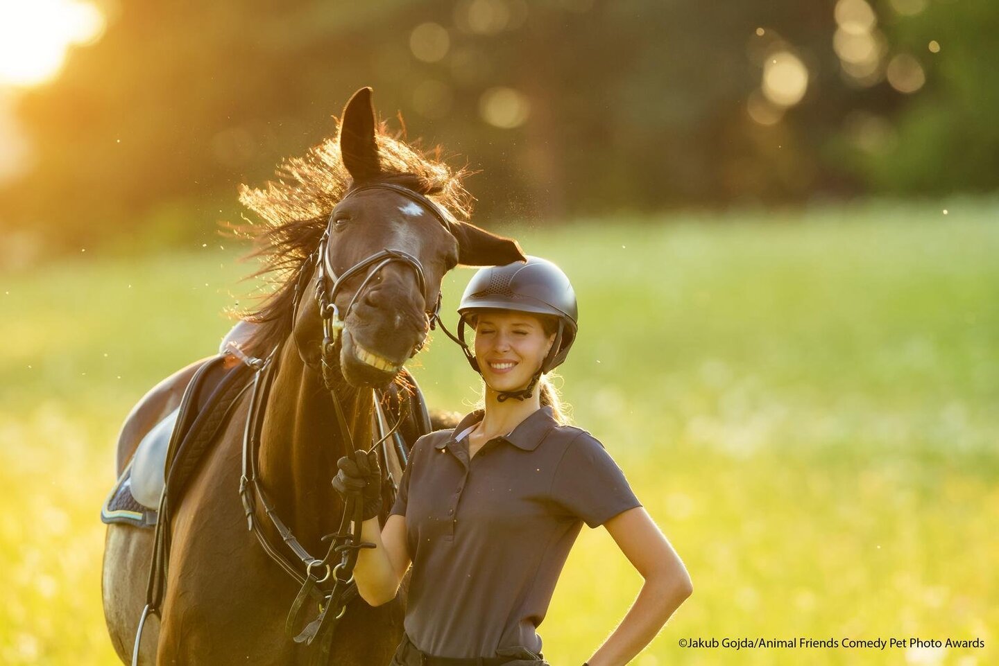 Jakub Gojda, cavalo sorrindo com sua tutora