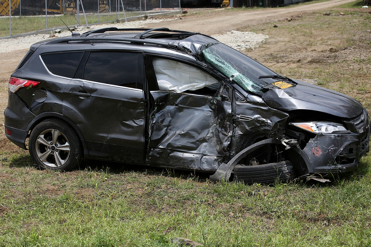 Carro em que o ex-jogador Freddy Rincon sofreu um acidente no dia 11 de abril, em Cali