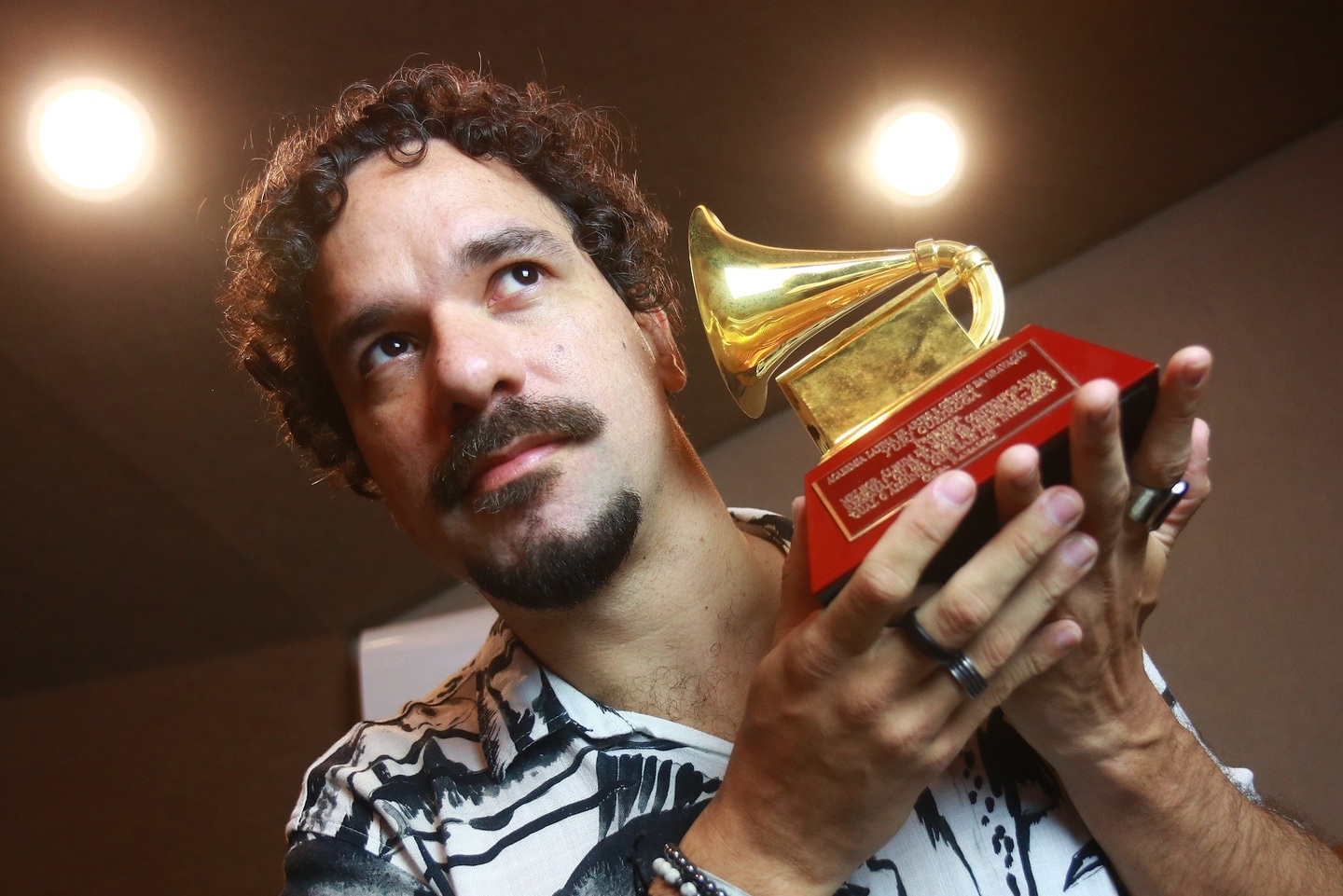 Yuri Queiroga se tornou o mais jovem produtor a ganhar o Grammy Latino, aos 21 anos.