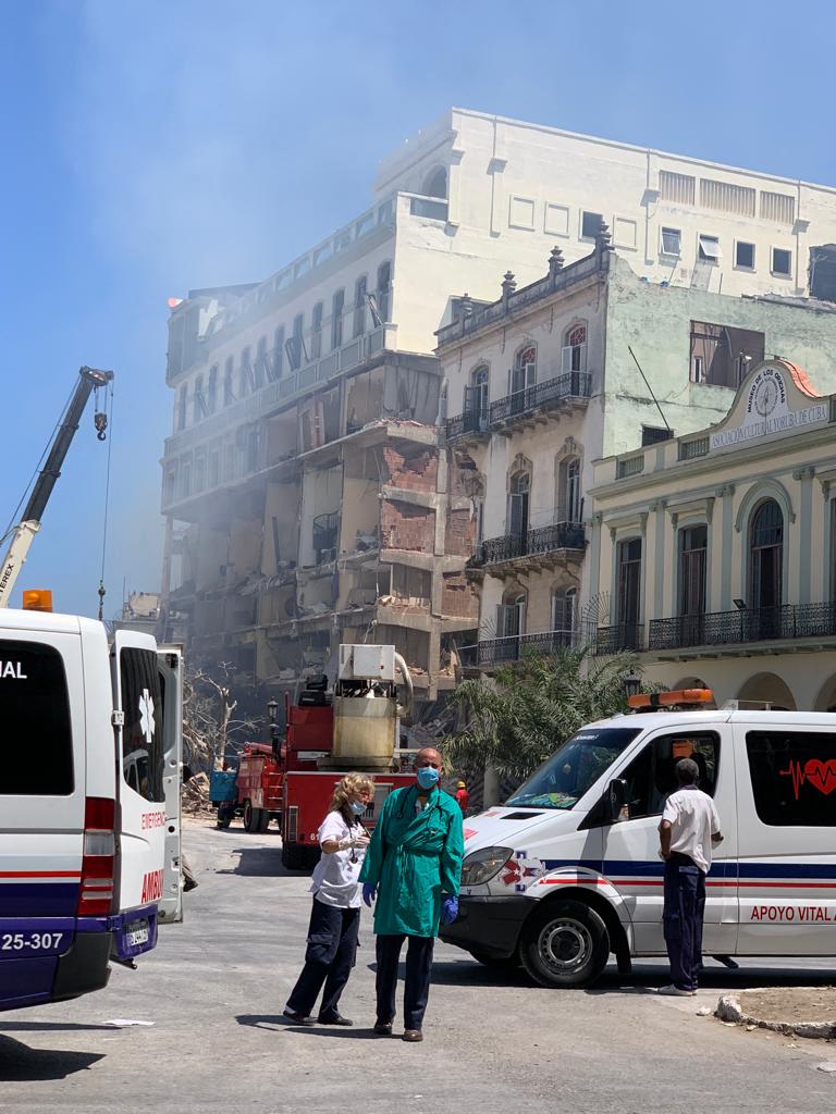 Equipes de resgate trabalham após uma explosão no Hotel Saratoga, em Havana, em 6 de maio de 2022. Uma forte explosão destruiu na sexta-feira parte de um hotel em reparo no centro de Havana, testemunhou a AFP, sem vítimas imediatamente relatadas