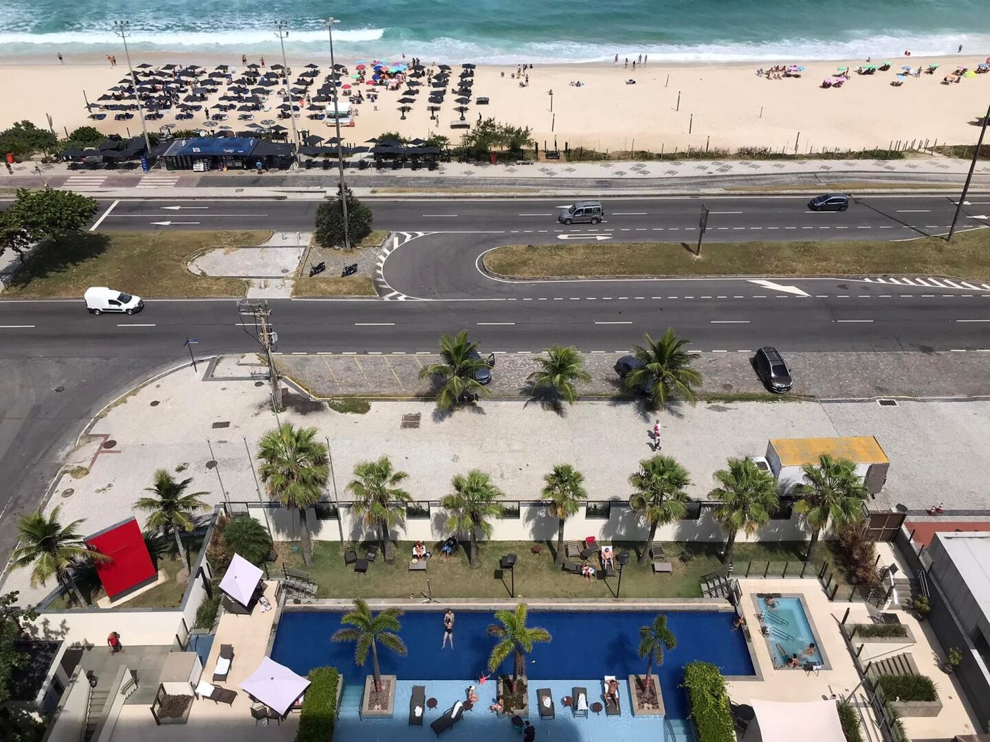 Conforto, atendimento de excelência e varanda de frente pro mar: precisa de mais alguma coisa?