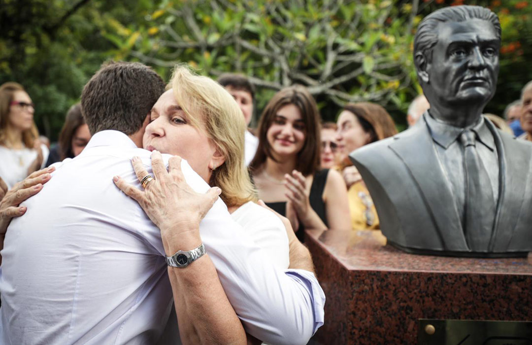 Prefeito João Campos e Sílvia Couceiro