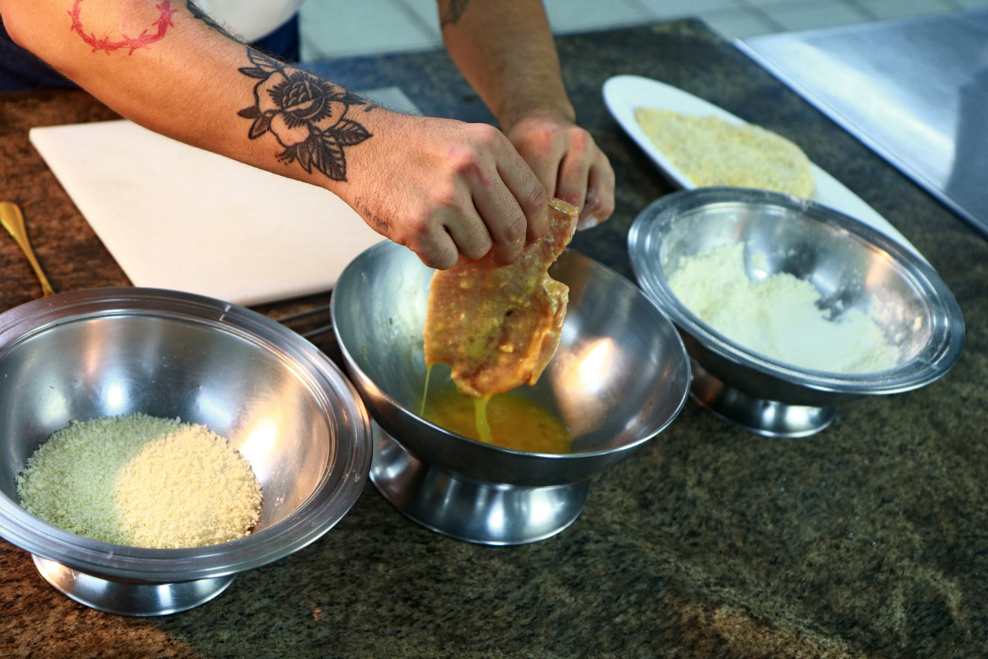 Chef Renan Yamashita recomenda o uso de farinha panko e o descanso de 30 minutos após o empanamento