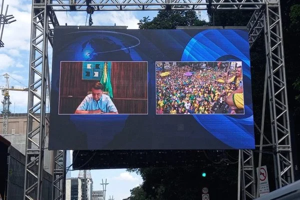 Na avenida Paulista, em São Paulo, Bolsonaro discursou por meio de uma transmissão, em um telão