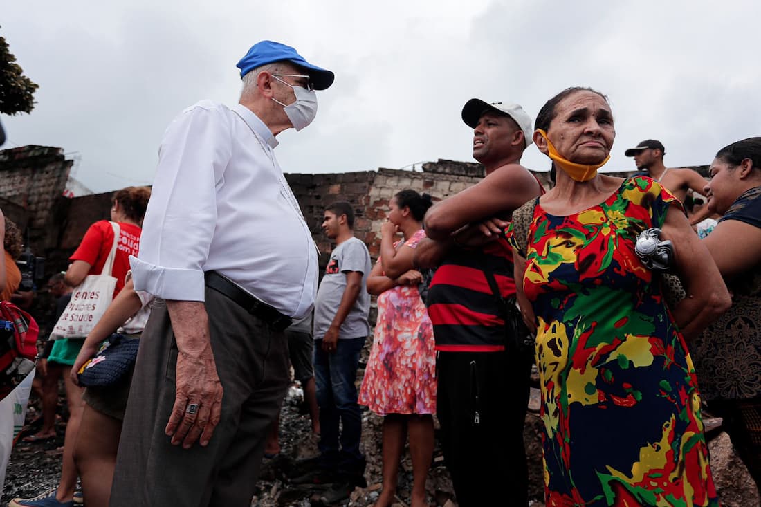 Dom Fernando Saburido visita comunidade do Pina que sofreu com incêndio