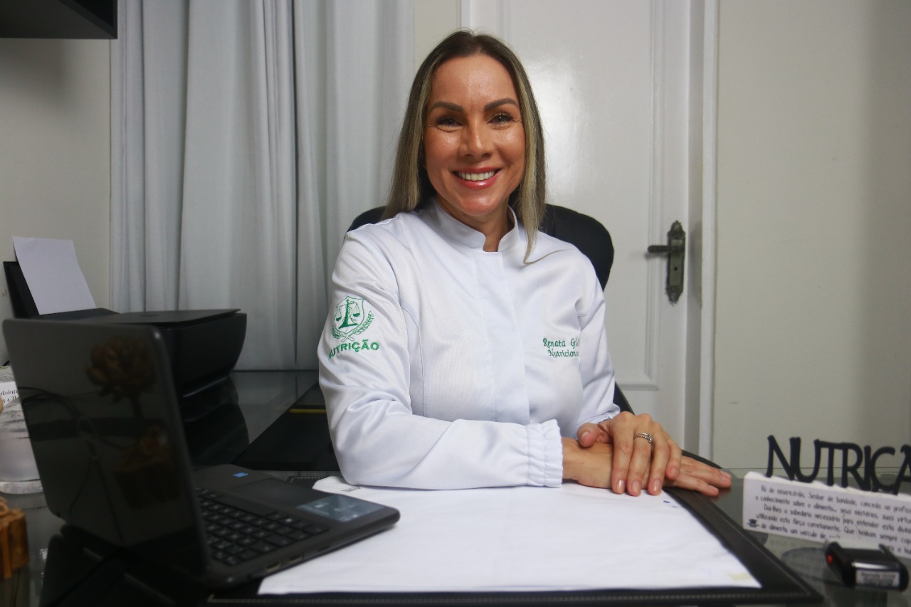 Segundo a nutricionista Renata Grice, unhas quebradiças, cabelos caindo e fadiga são alguns dos sinais de quando o corpo precisa de vitamina D