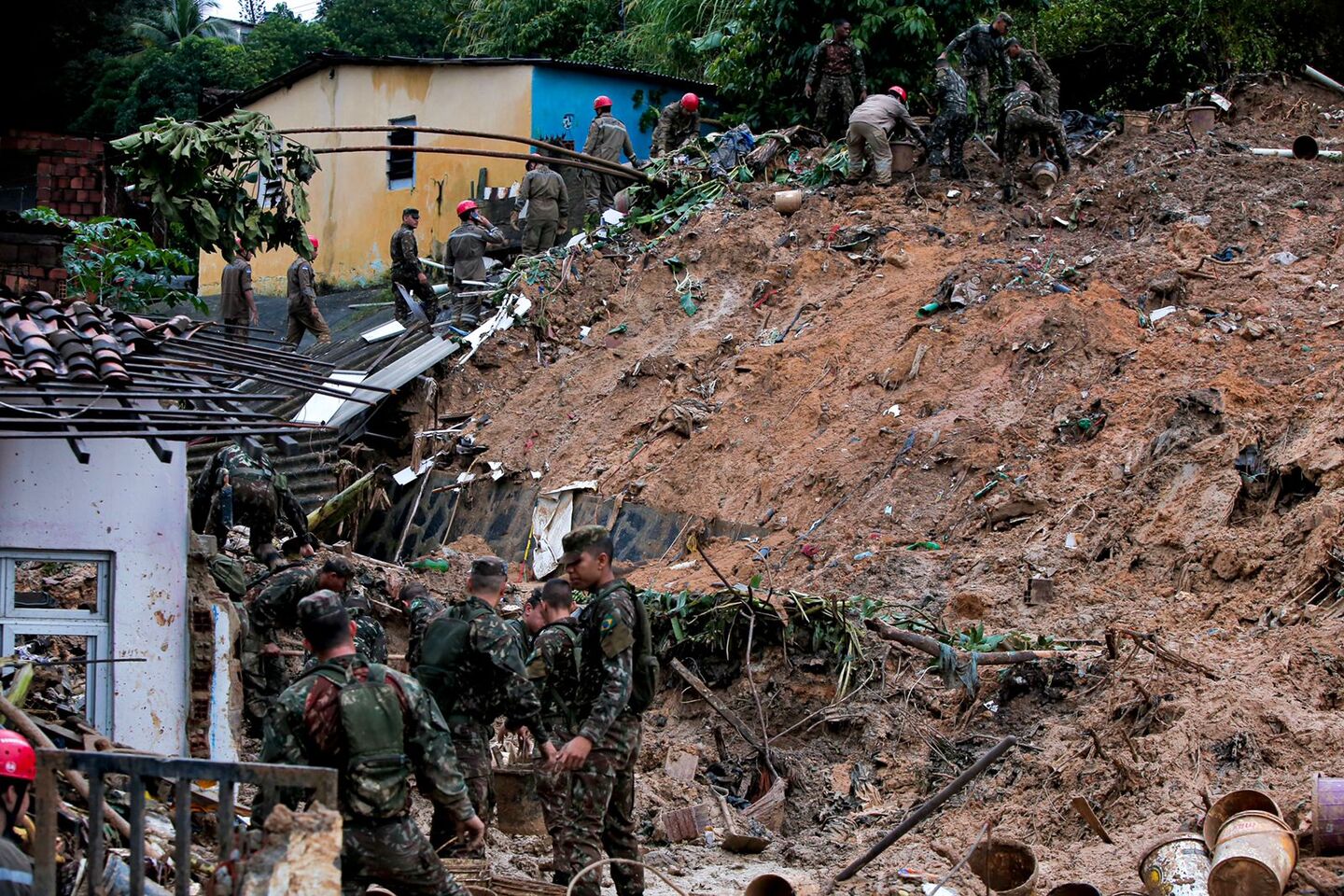 Busca por desaparecidos em Monte Verde, no Ibura