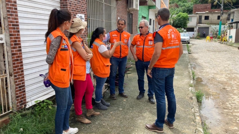 Equipes da Defesa Civil da cidade do Rio de Janeiro