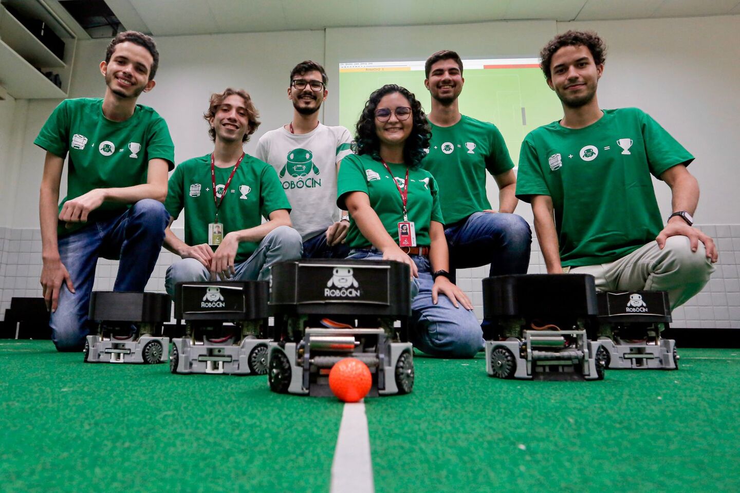 O estudantes Riei Joaquim, Pedro Cunha, João Pedro, Driele Pires, Matheus Andrade e Thiago Araújo integram a equipe RoboCIn