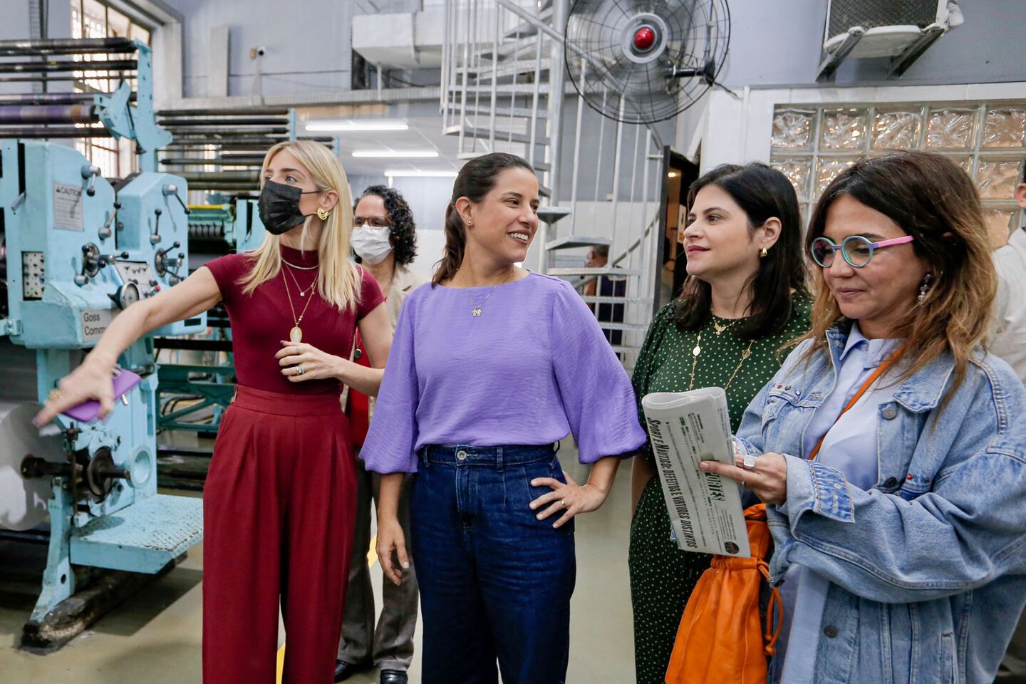 Raquel e Priscila em visita à gráfica do jornal