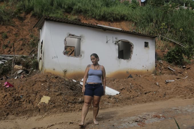  Marciely Bezerra viu a casa, que fica no Jardim Monte Verde, caindo