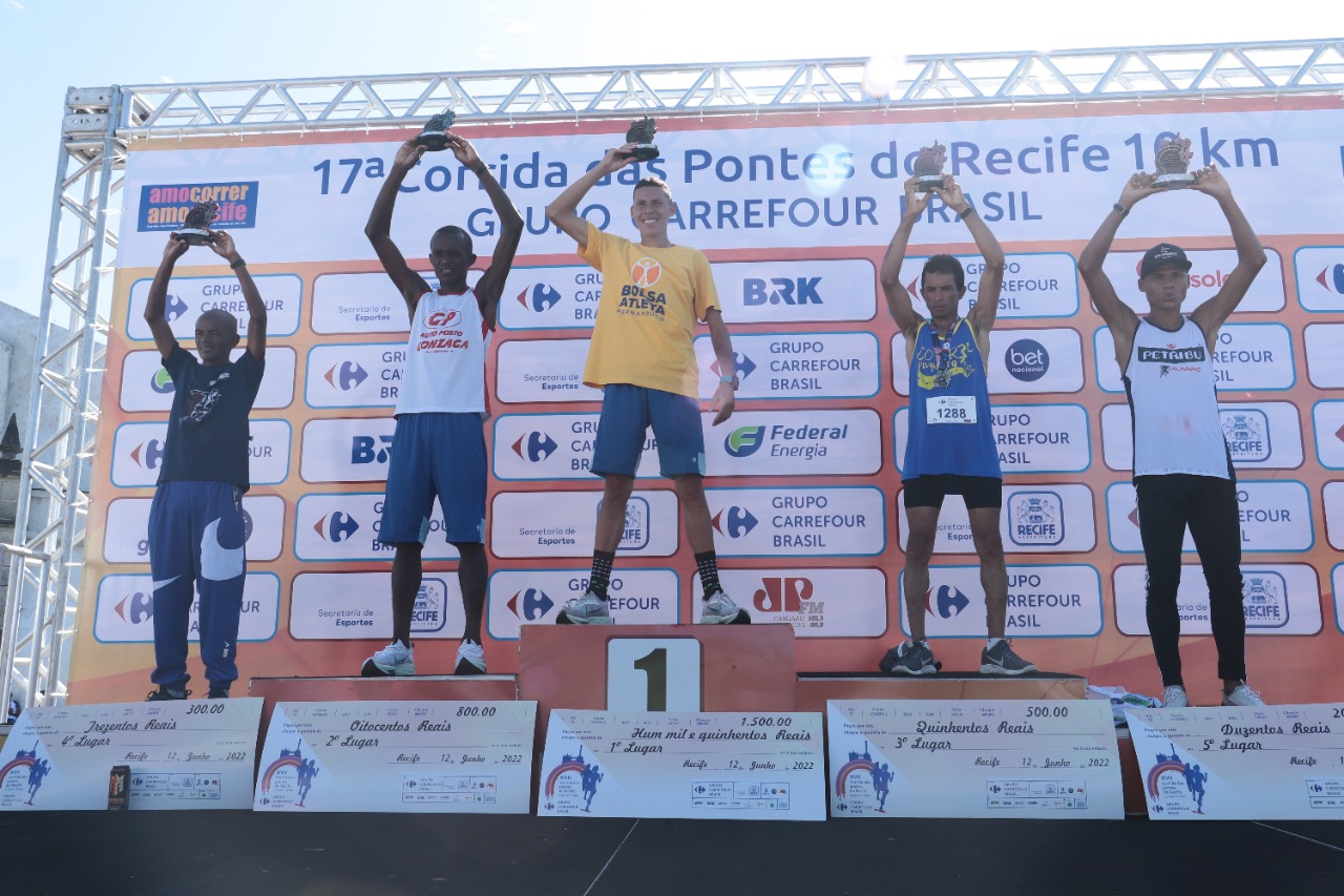 Pódio masculino da corrida das pontes do Recife