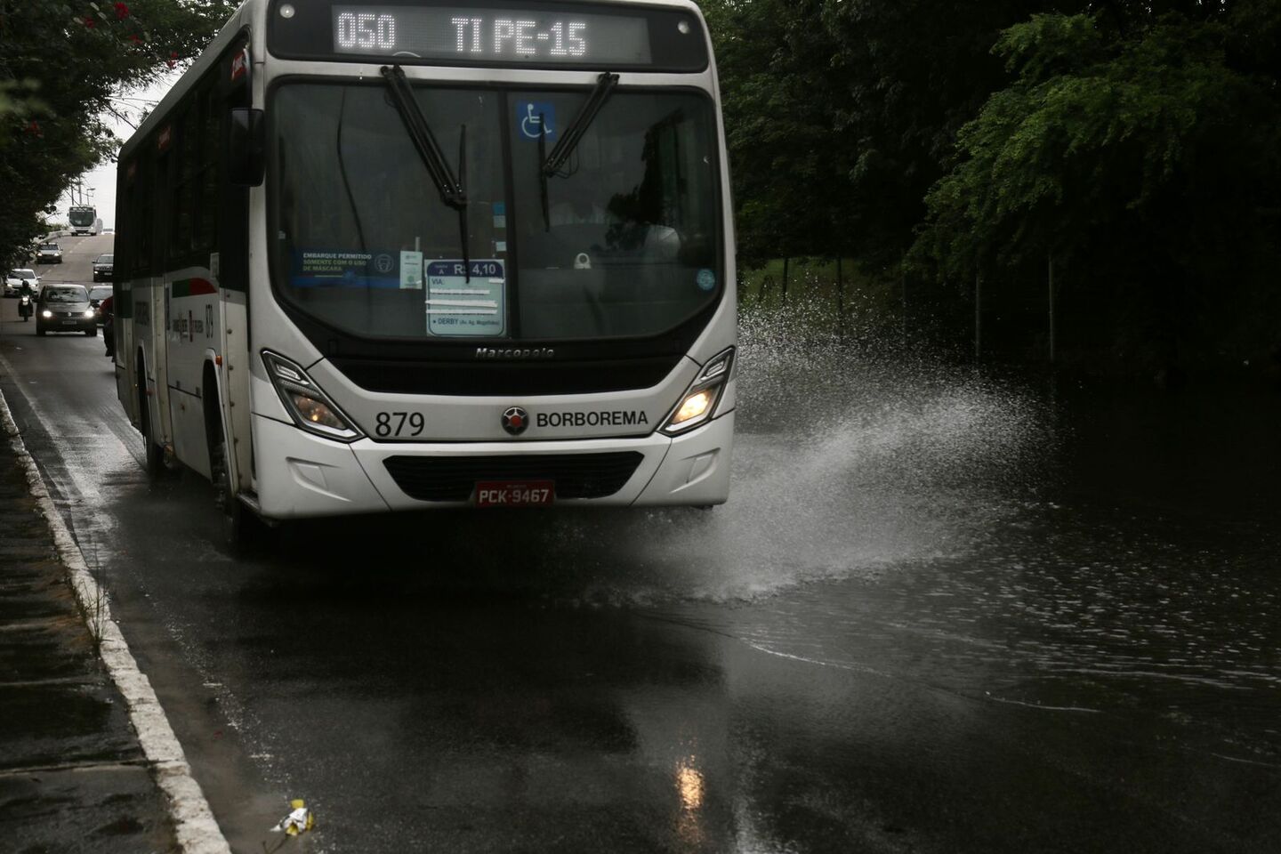 Alagamentos na Avenida Agamemon Magalhães, sentido Olinda 