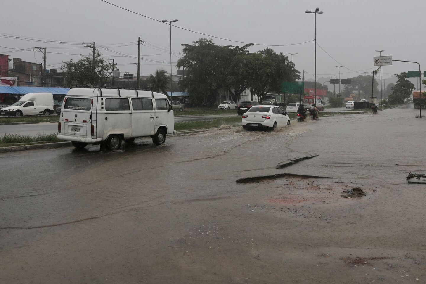 Ponto de alagamento na Cidade Tabajara em Olinda sentido Paulista