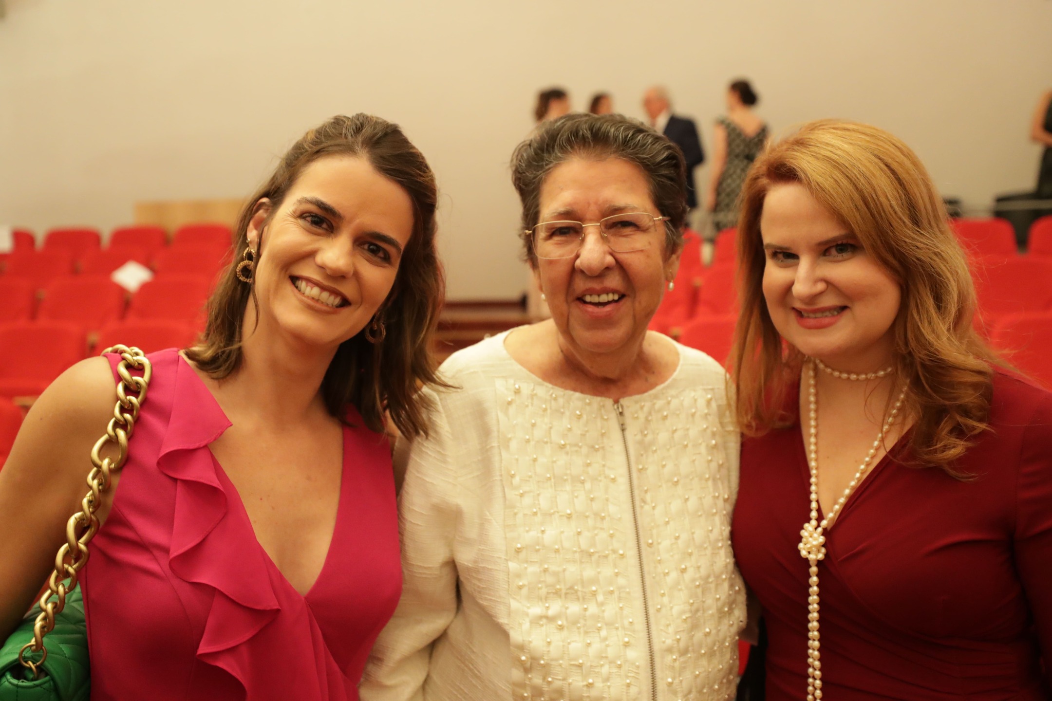 Ana Paula Vilaça e a primeira-dama Ana Luiza Câmara ladeando Margarida Cantarelli, que fez emocionante discurso na abertura do IPP