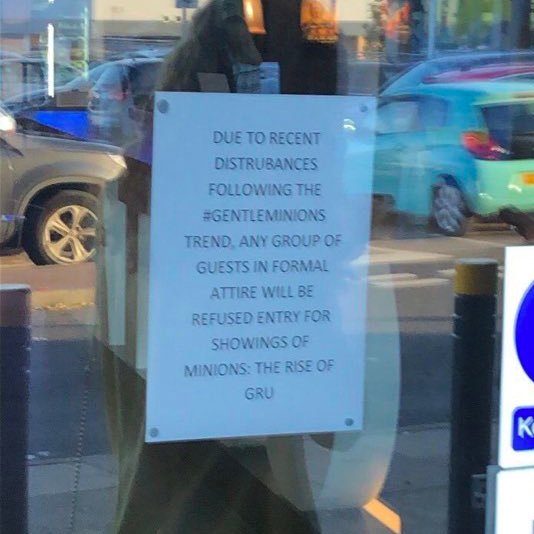 Aviso em entrada de cinema no país proíbe a entrada de pessoas vestidas de terno e gravata nas sessões