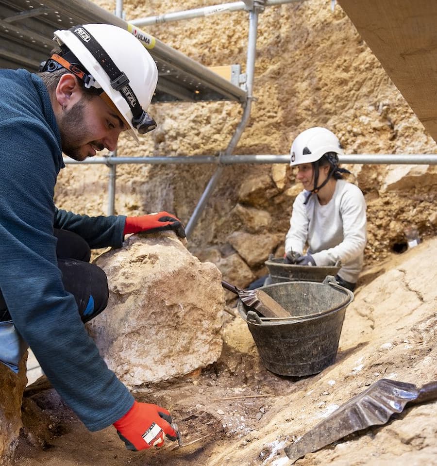 Membro da equipe de pesquisa de Atapuerca Edgar Tellez escavando no sítio Sima del Elefante, na Serra de Atapuerca