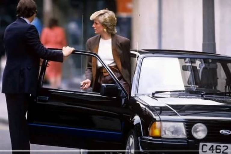 Lady Diana entrando no Ford Escort