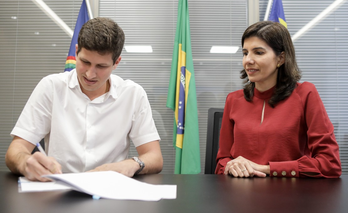 Prefeito do Recife, João Campos, e secretária municipal de Saúde, Luciana Albuquerque