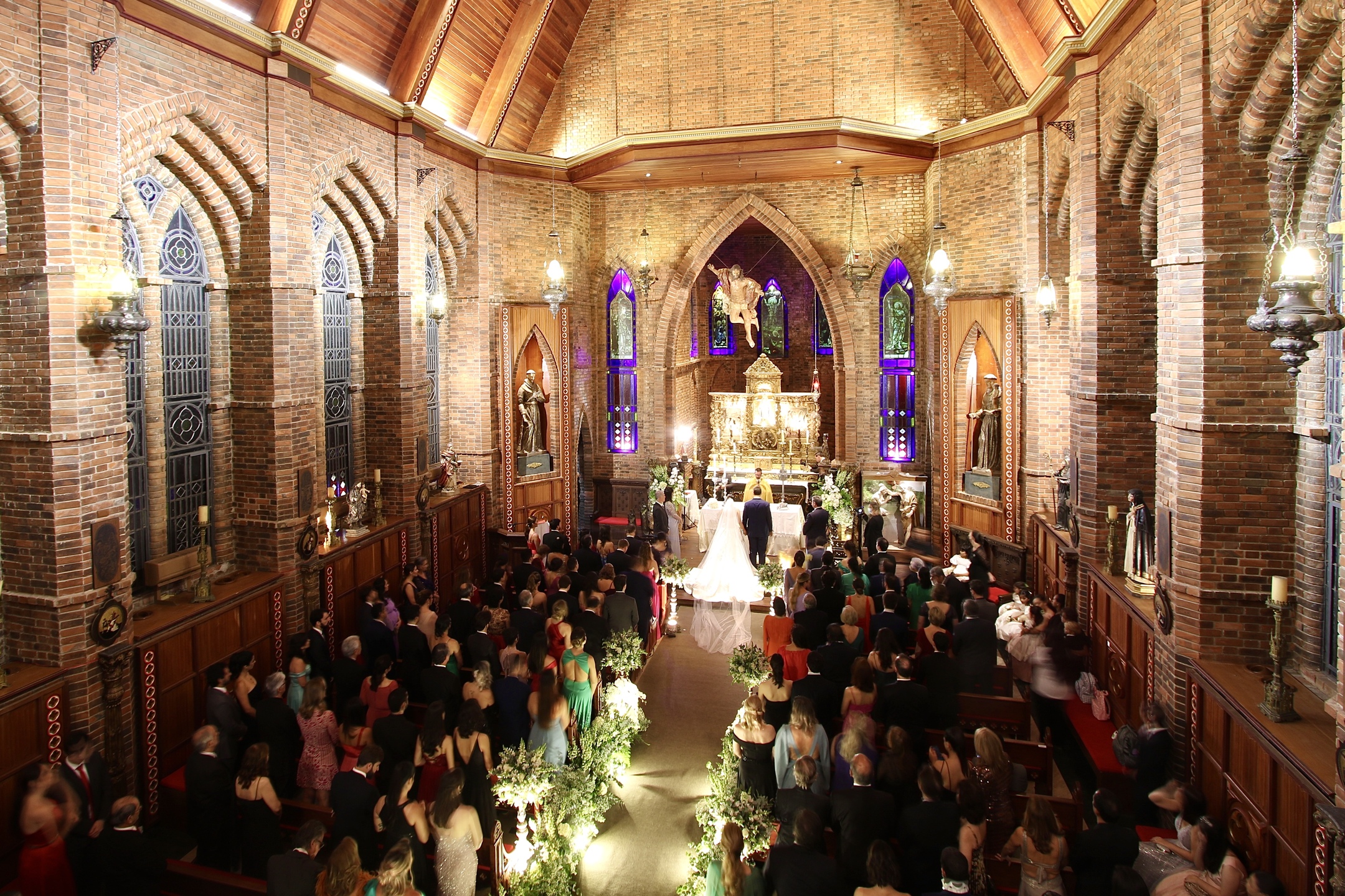 Igreja lotada para o casamento de Fernanda e Avelar