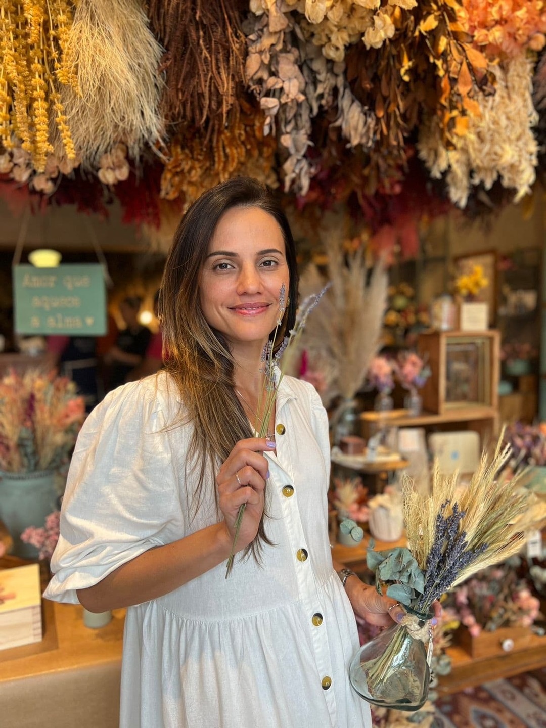 Proprietária e designer floral da Bonjour, Marcela Montenegro