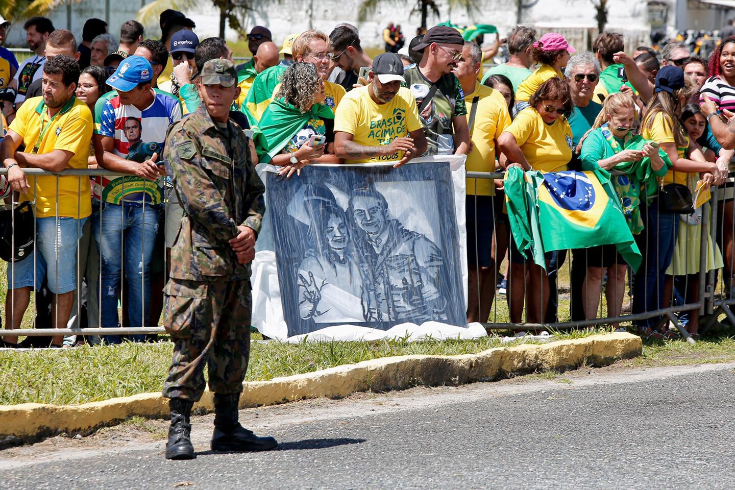 Apoiador mostra foto do presidente com a primeira-dama Michelle Bolsonaro