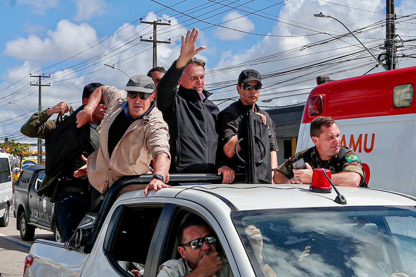 Bolsonaro cumprimenta apoiadores