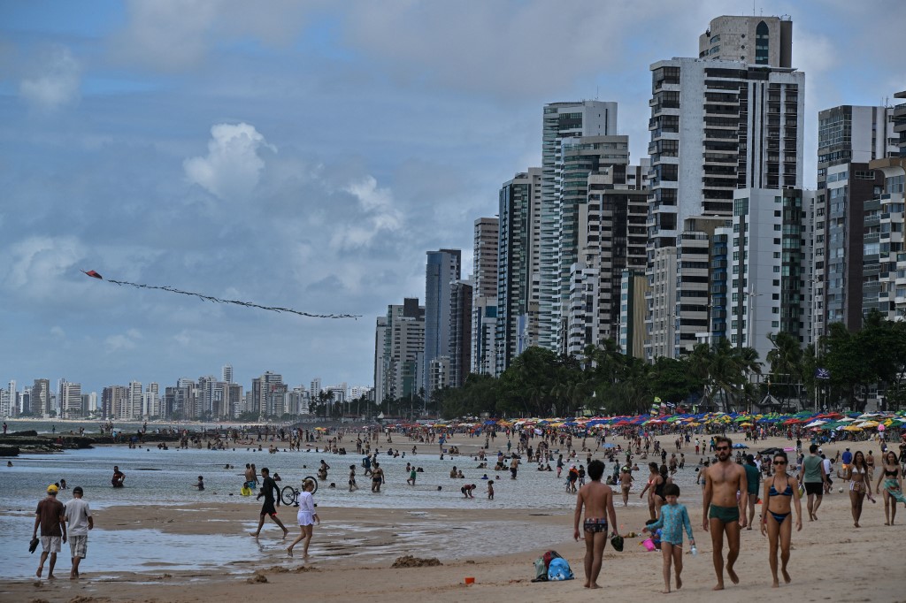 Pessoas em um dia de sol na praia de Boa Viagem