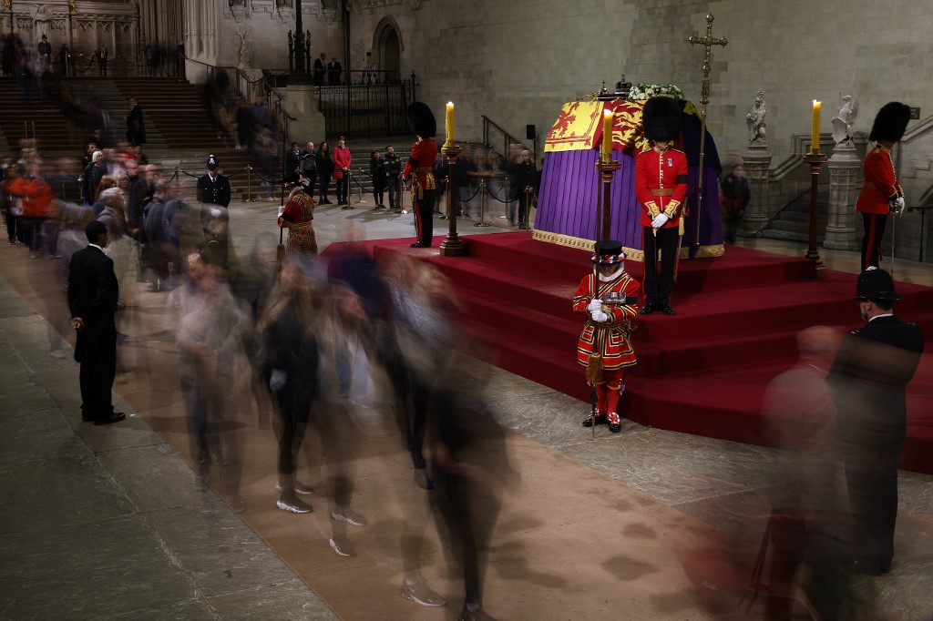 Nesta fotografia de lapso de tempo, membros do público passam pelo caixão da rainha Elizabeth II enquanto ela está deitada no catafalco no centro de Westminster Hall no meio da noite de 17 de setembro de 2022 em Londres, Inglaterra