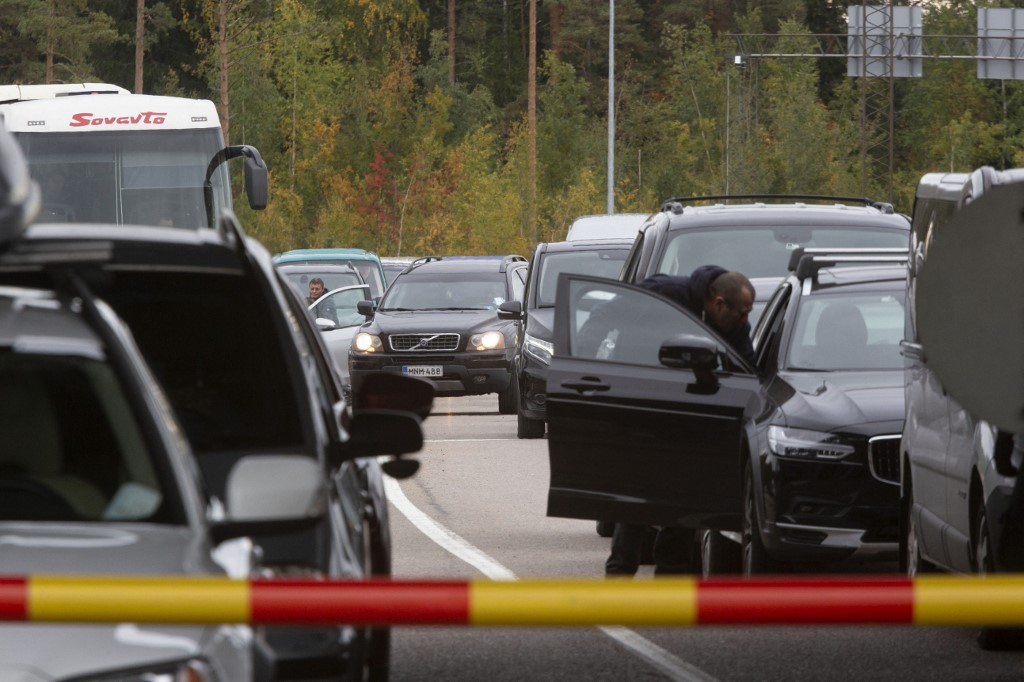 Carros fazem fila para cruzar a fronteira da Rússia para a Finlândia no ponto de passagem de fronteira de Vaalimaa, em Virolahti, Finlândia