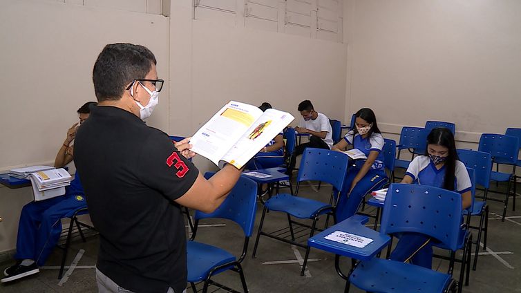 Professor dá aula em Manaus