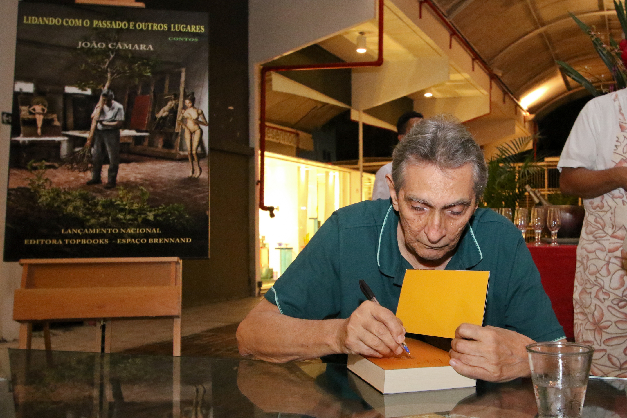 João Câmara autografou todos os livros dos convidados