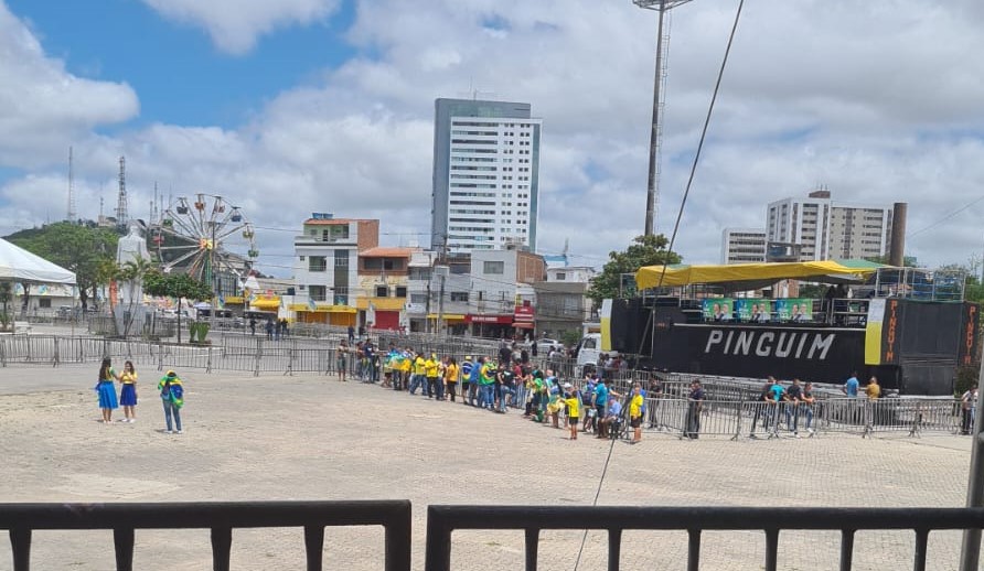 Pátio do Forró, em Caruaru: pessoas aguardam a chegada de Bolsonaro