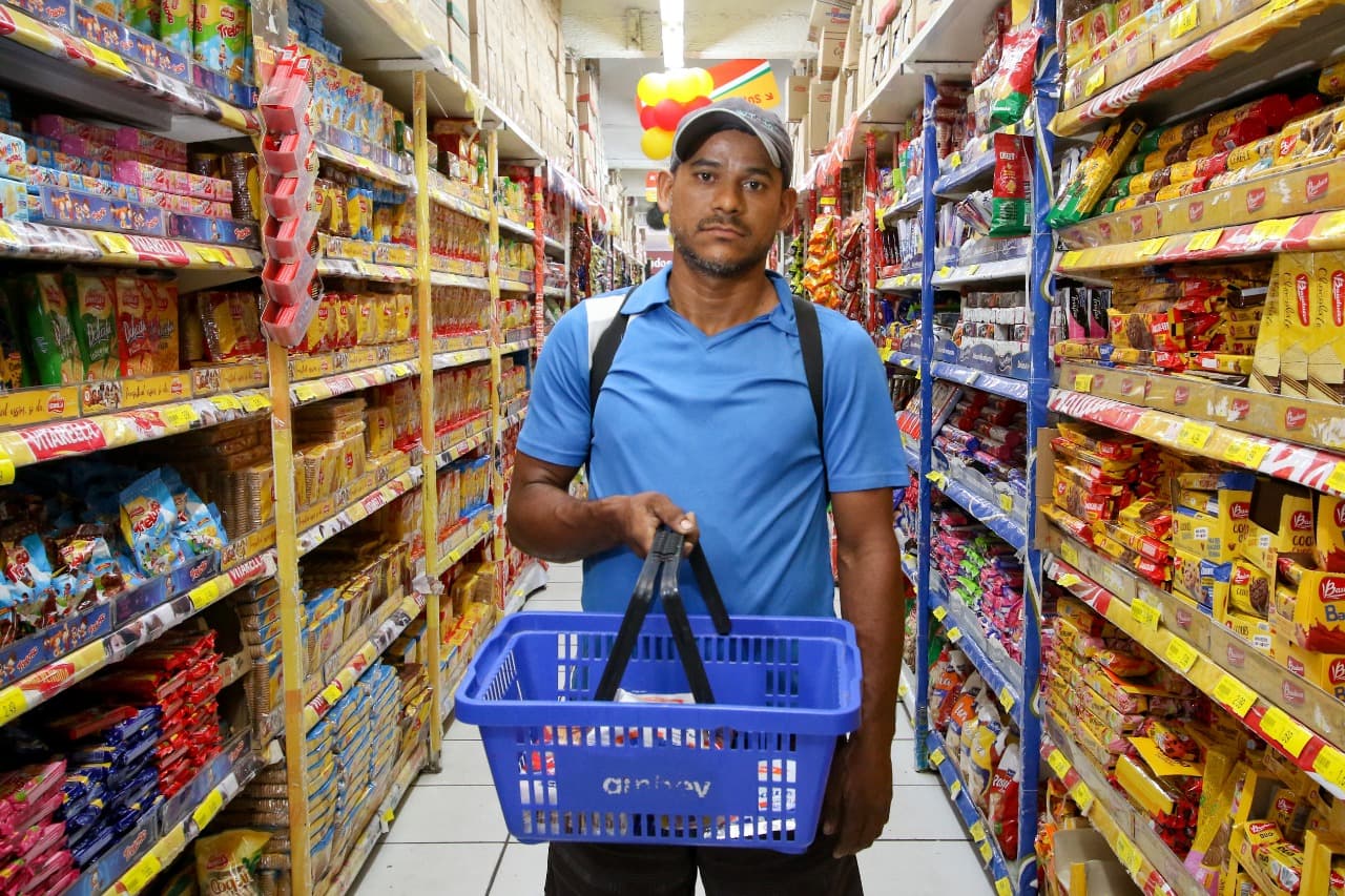 Evandro de Barros costuma pesquisar preços nos supermercados para economizar, mas diz que não encontra mais bons preços 