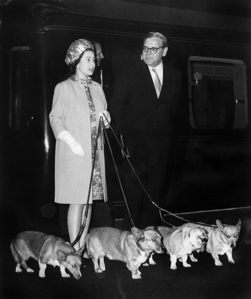 Rainha Elizabeth II chegando na estação King's Cross, em Londres, em 1969, acompanhada de seus quatro corgis