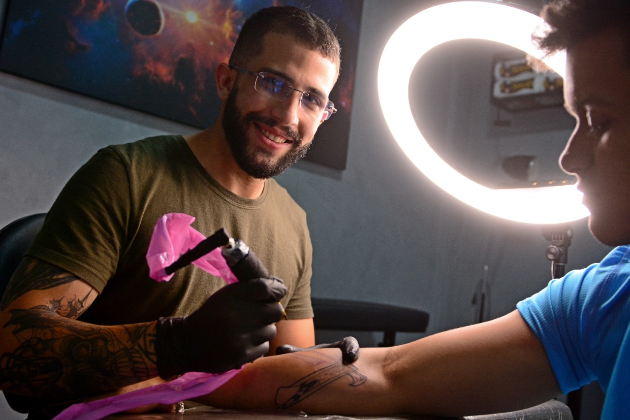 Tatuador e sócio do Studio Apollo 11, Aristoteles Andrade 