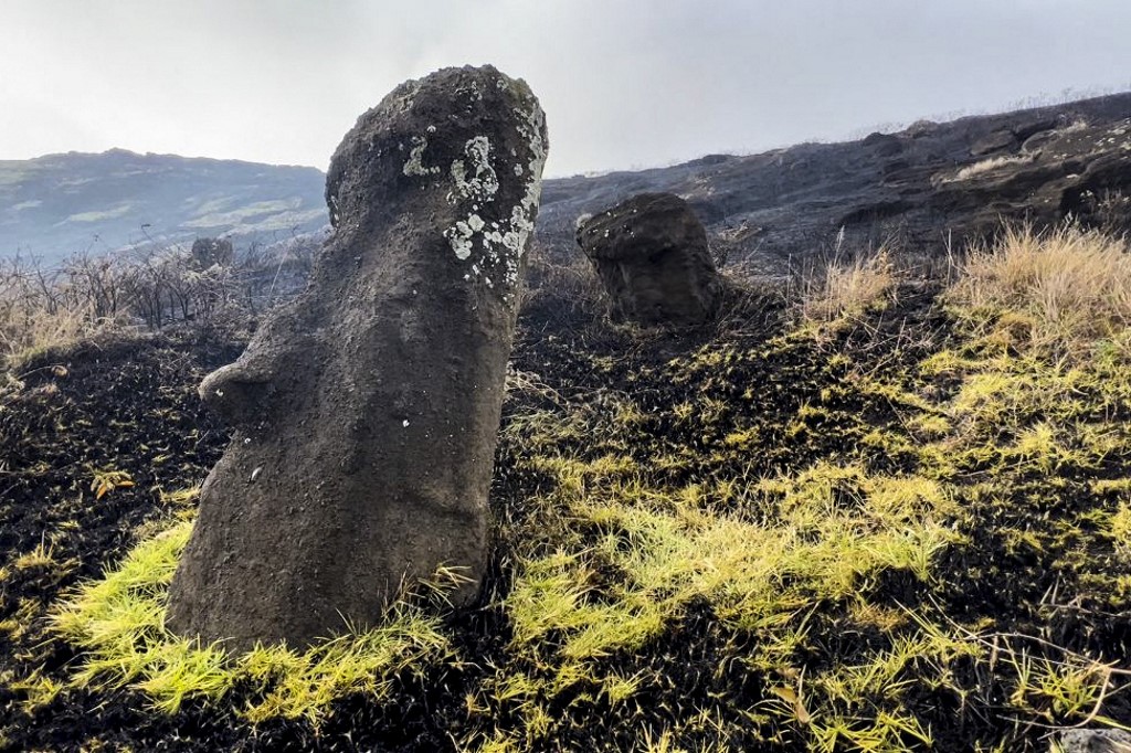 Esta foto divulgada pela Prefeitura de Rapanui mostra Moais - estátuas de pedra da cultura Rapa Nui - afetadas por um incêndio no Parque Nacional Rapa Nui na Ilha de Páscoa, Chile, em 6 de outubro de 2022