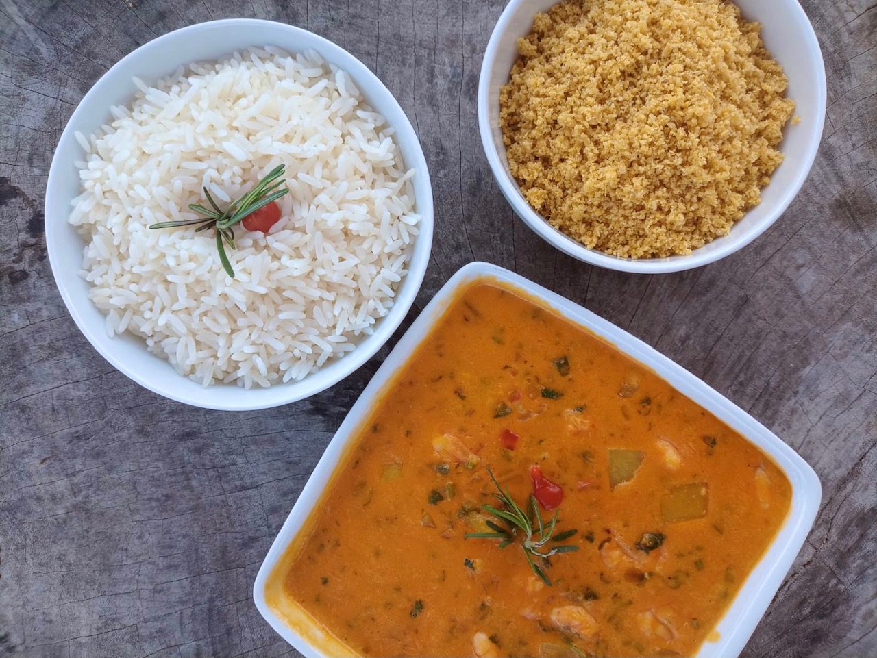 Camarão ao coco, acompanha arroz branco e farofa de dendê: delícia!