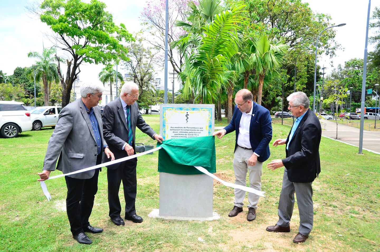 Placa foi descerrada em homenagem aos médicos que faleceram durante a pandemia da Covid-19