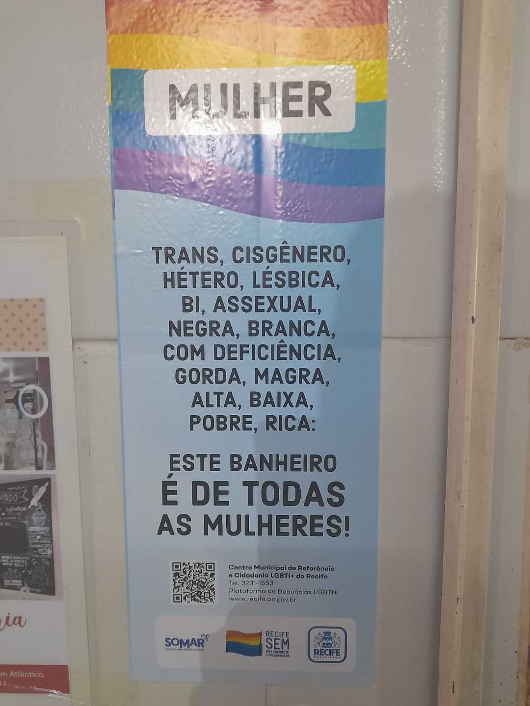 Prefeitura do Recife coloca adesivo contra transfobia no Mercado da Encruzilhada