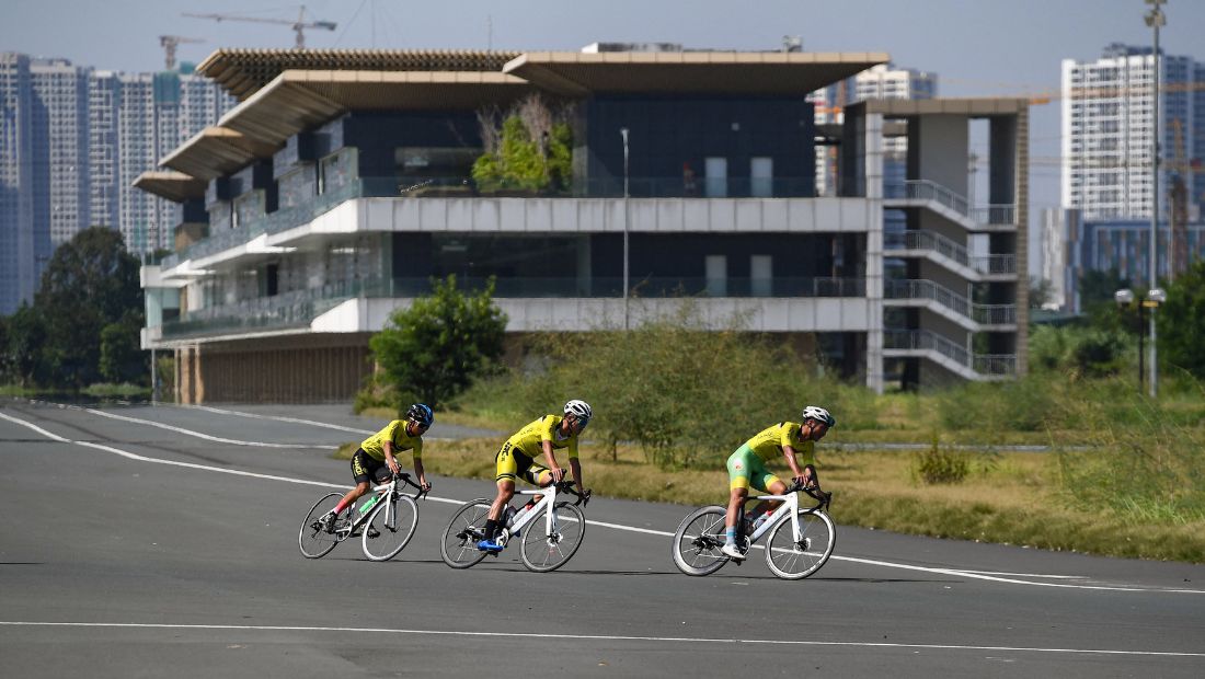 Ciclistas aproveitam as boas condições da pista para treinar