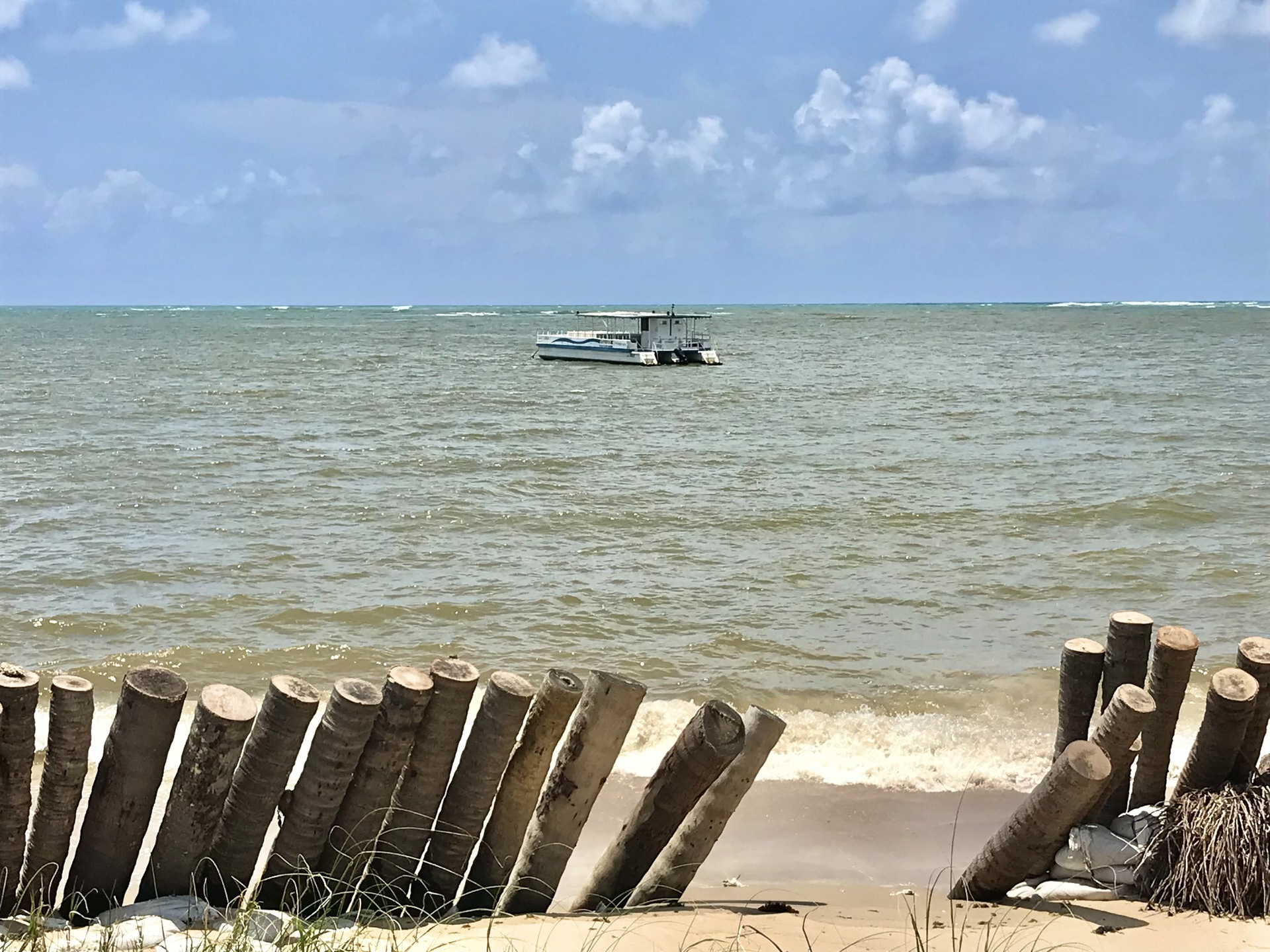 Passeio de catamaran é um dos atrativos imperdíveis da Praia de Gravatá