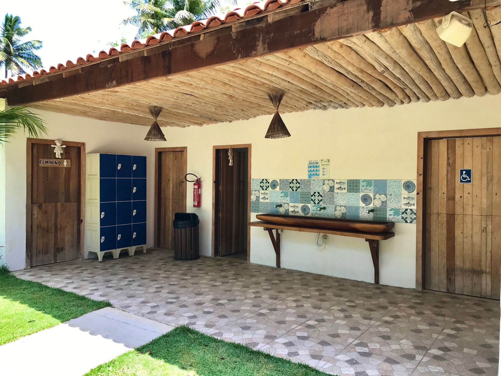 Banheiros climatizados, lockers e espaço pra kids: conforto e comodidade à beira mar