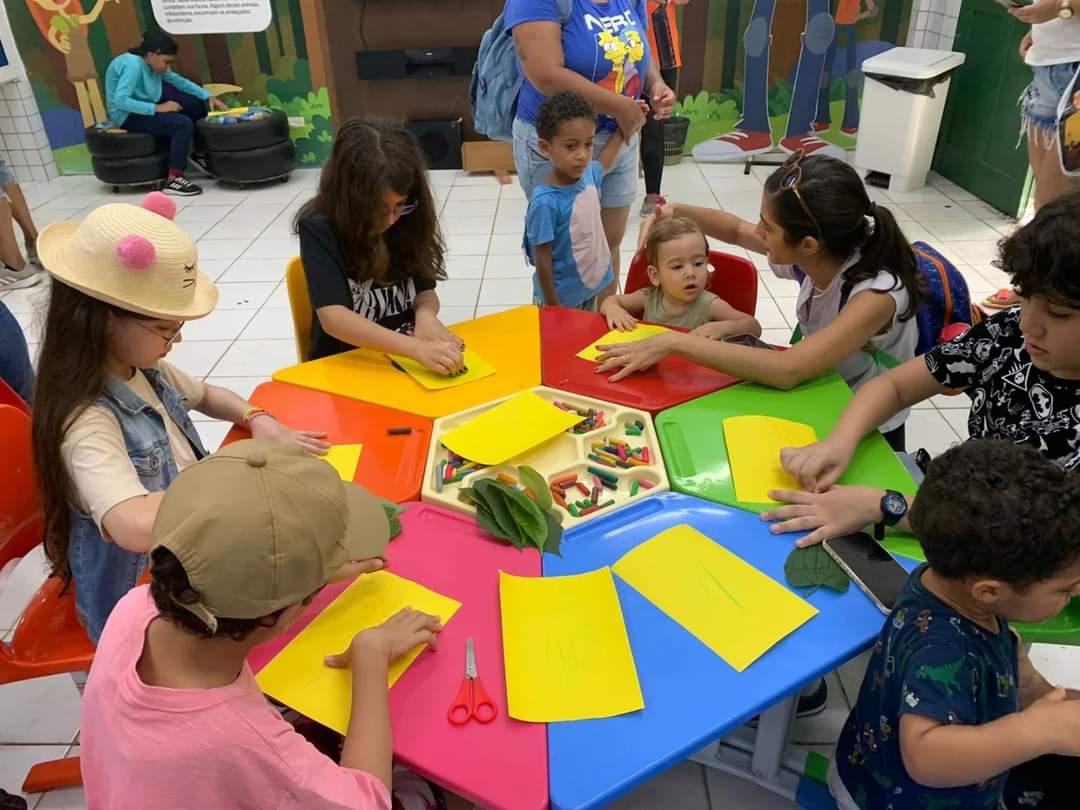 Crianças em atividades recreativas no Jardim Botânico do Recife