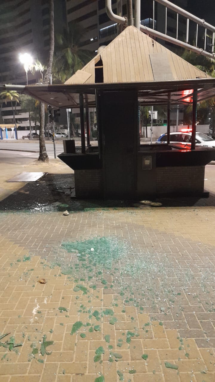 Vidros do quiosque ficaram estilhaçados após o ato de vandalismo